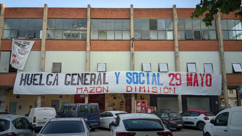 La pancarta contra Carlos Mazón que ha sido vandalizada y destrozada. l’Acord Social Valencià