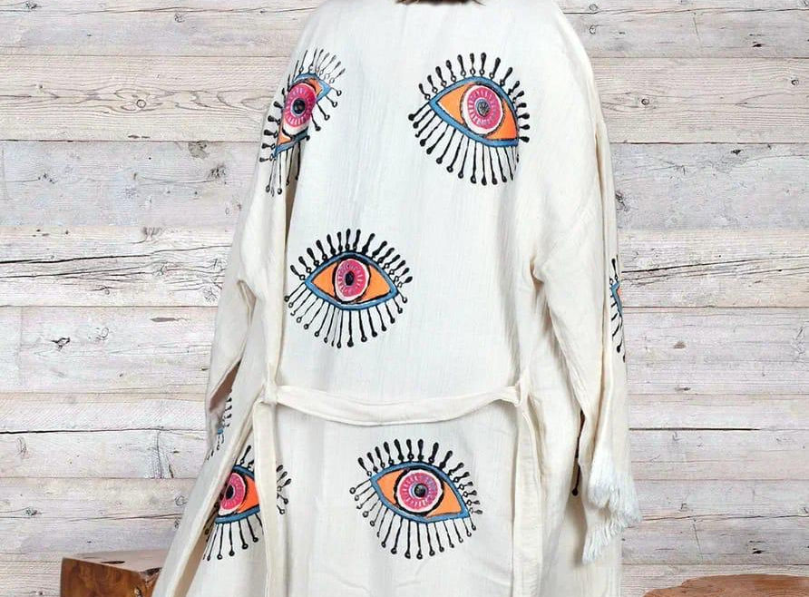 Printed beach dresses are a great choice that combines both style and comfort. They are ideal for those who want to look chic both at the beach and in the city. However, choosing the right print pattern is crucial. Among the most popular prints this season are tropical patterns, ethnic motifs, and floral designs. Colorful and vibrant prints are an excellent way to reflect the energy and joy of summer.Printed beach dresses can be comfortably worn both while sunbathing at the beach and strolling around the city. They can be worn over a beach towel or while applying sunscreen.Printed dresses are a great way to showcase your style, standing out from ordinary beachwear. They can be worn not only at the beach but also for an evening dinner or at the shopping mall.Printed beach dresses are an excellent choice for anyone looking to stand out with their style. The lively prints that reflect the energy and joy of summer will make your beach days and city excursions more enjoyable. Add a few printed beach dresses to your wardrobe to spice up your style and savor the essence of summer!