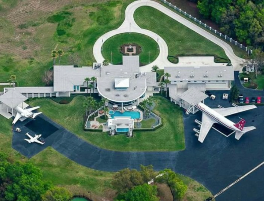Travolta's Plane.png