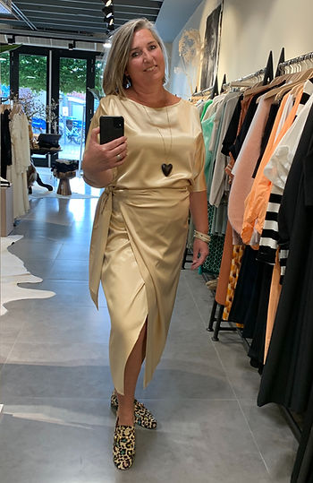 Top & Wikkelrok van Aimee the Label, Schoenen Babouche, Ketting Petra Reijrink, Armbanden Bauer basics