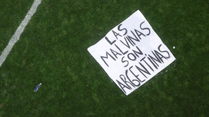 Habla el hincha detrás de la bandera de Malvinas: "Nunca imaginé que iba a dar la vuelta al mundo"