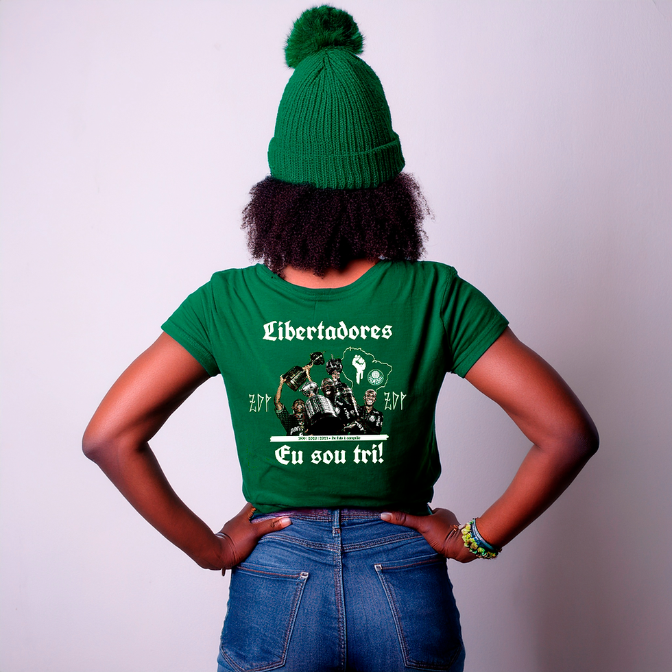 Modelo negra de costas e toca verde veste camiseta ZDP verde Libertadores eu souTri estampa nas costas