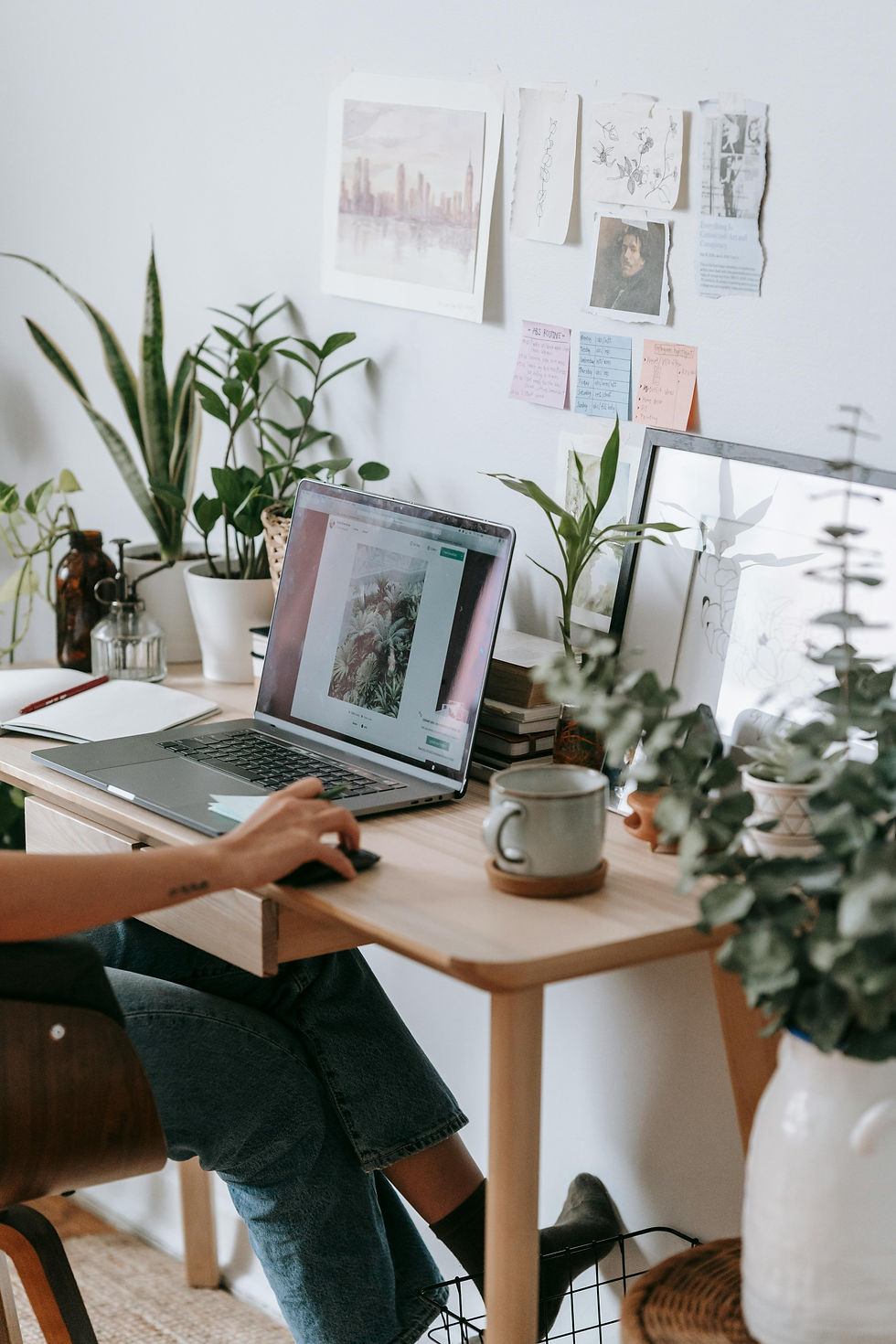 What a Virtual Assistant Actually Does in a Month: A Behind-the-Scenes Look