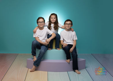 Portrait de famille souriant réalisé en studio près de Rochefort