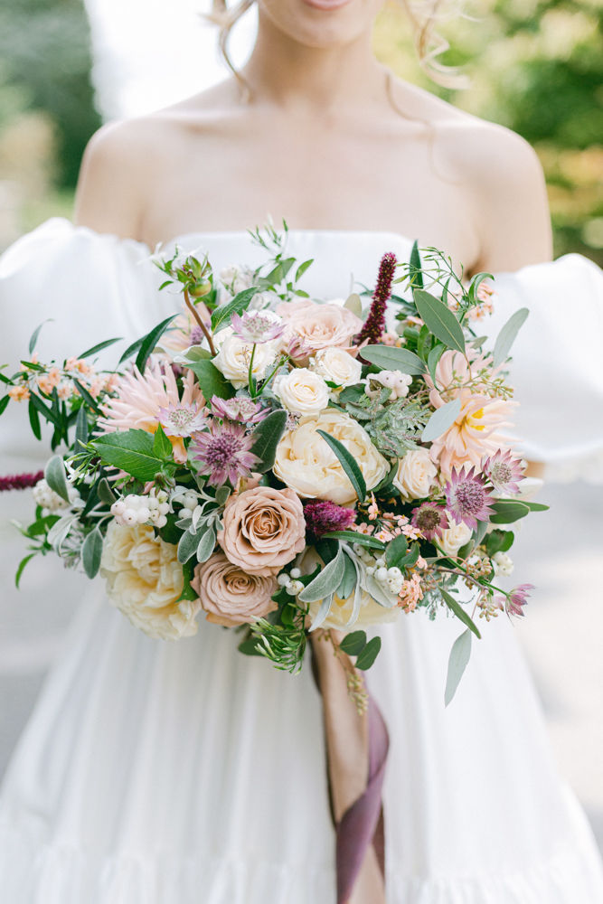 What are the different types of bridal bouquets?