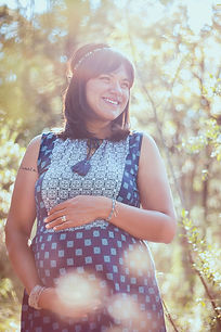 fotografia de mamá embarazada con luz natural en la naturaleza