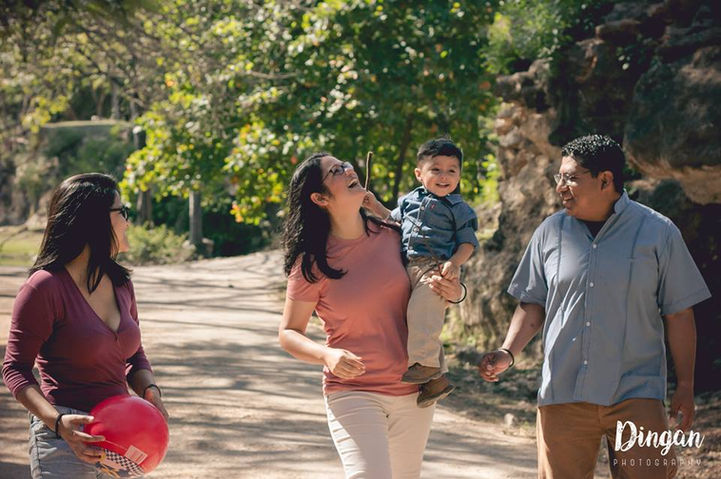 familia divertida jugando en el parque de la ciudad de merida yucatan

