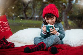 Familia creando magia en un set navideño irreal en medio de la naturaleza