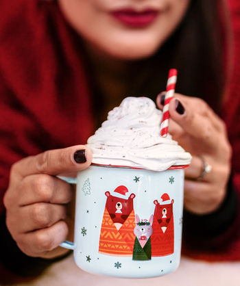 fotografia de taza de peltre con diseño de navidad