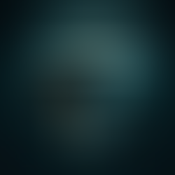 un grand iceberg dans un océan calme