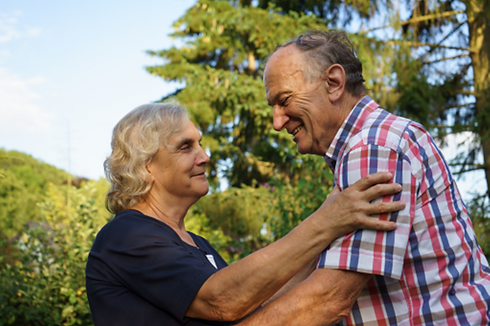 Irmi und Otto umarmend.png