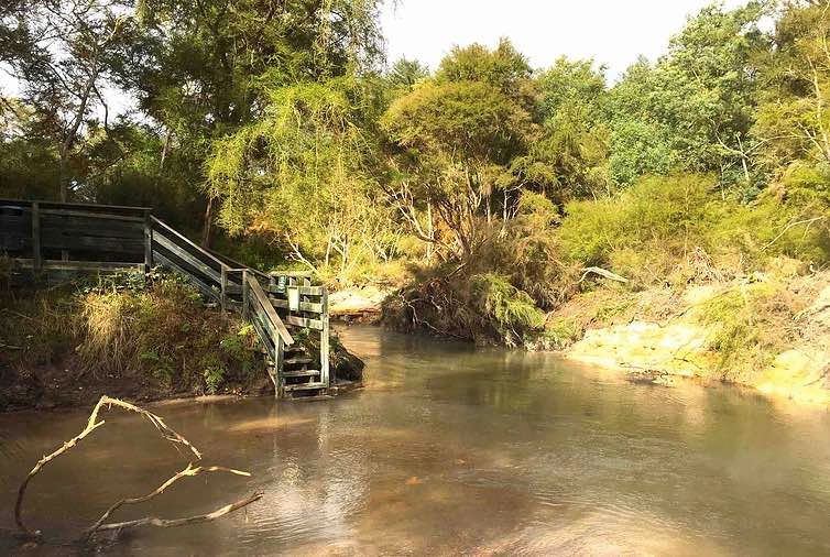 川に入るための階段