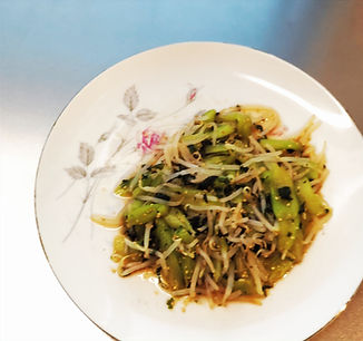 シソの葉、もやし、はす芋の茎、ごま、らっきょうの酢