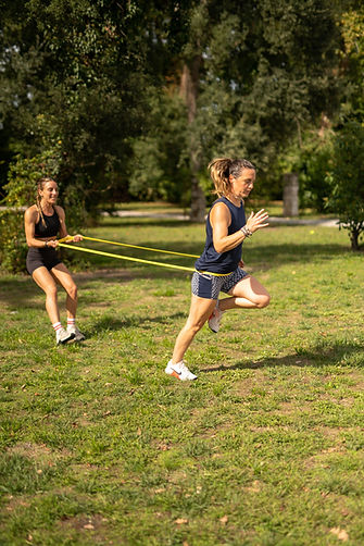 Coach sportif guidant une personne dans un exercice de remise en forme à Hossegor
