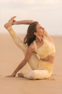 professeure de yoga pratiquant à la plage de Hossegor 