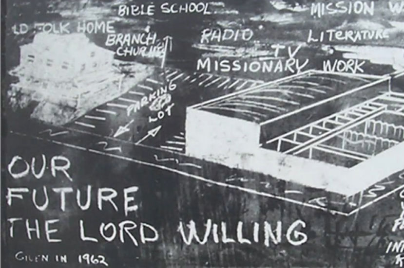1960: El hermano Dick Iverson escribió su visión en una pizarra: «NUESTRO FUTURO, SI EL SEÑOR LO QUIERE». Enumeró las diversas maneras en que Mannahouse ministraría.