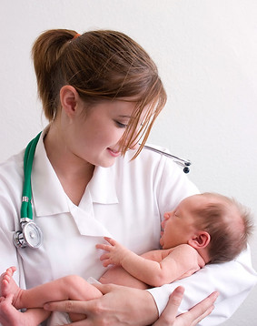 新生児を抱きしめる医者