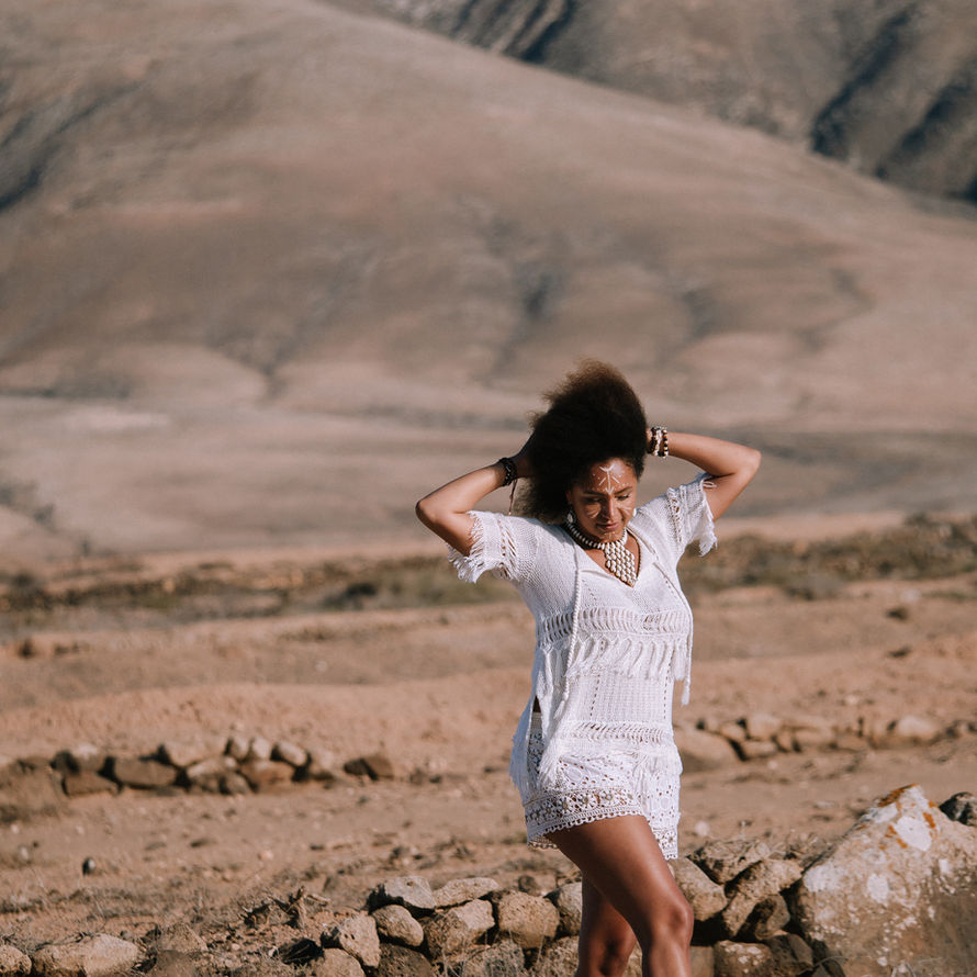 Sängerin Japearl alias Manon Magnet hat Gesichtsbemalung und läuft in der Wüste. Ganzkörperfoto. Singer Japearl alias Manon Magnet walking in the desert. Fullbodyshot with Facepainting