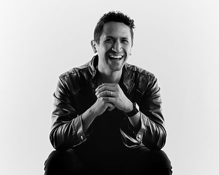 Hector Jr - BW Sonriendo Lateral 5_edited.jpg
