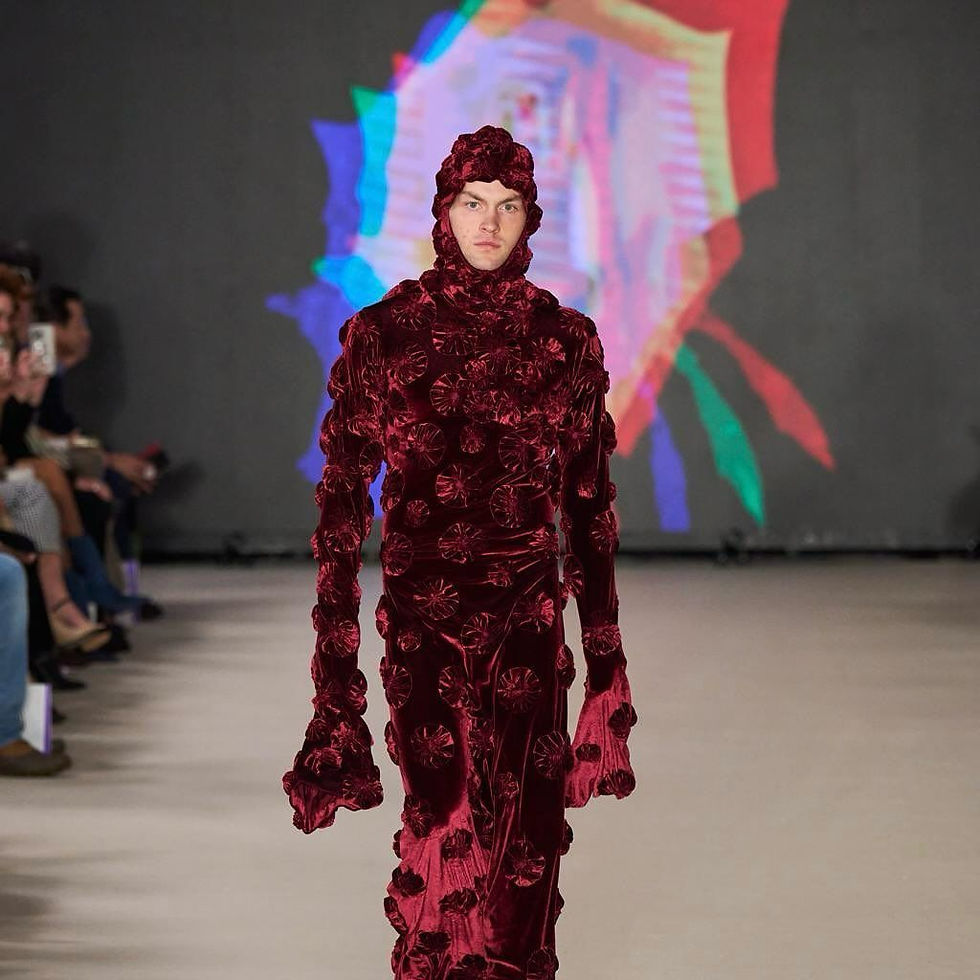 Modelo con traje rojo de flores de tela hechas a mano