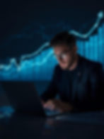 Crie uma imagem horizontal mostrando um empreendedor analisando dados simples em um celula