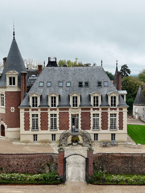 Aerial view of Château de Bonaventure, a refined wedding venue captured with a discreet drone perspective.