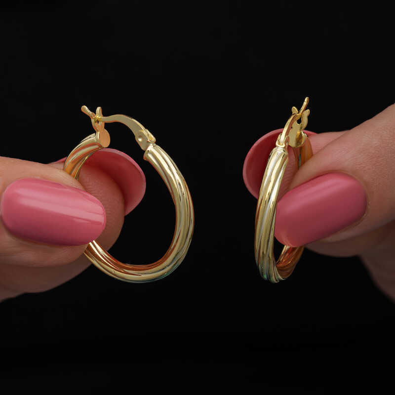 Twisted shrapnel earrings; It is made of 925 sterling silver. It is gold-plated on silver. Gold-plated silver twist shrapnel earrings retain their brightness for a long time and oxidation is delayed. As with all women's earrings, the silver twisted charnel earring model is also produced by hand.