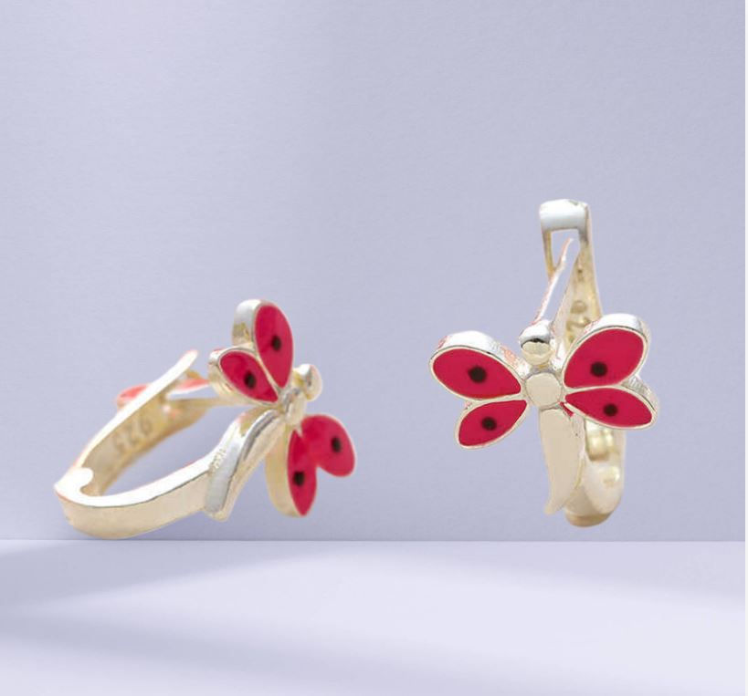 Rhodium plated on silver. Rhodium-plated silver earrings retain their shine for a long time and oxidation is delayed.