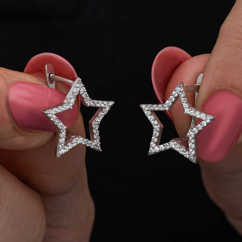 The silver star women's earrings are made of 925 sterling silver and have a rhodium coating, ensuring long-lasting shine and delaying oxidation