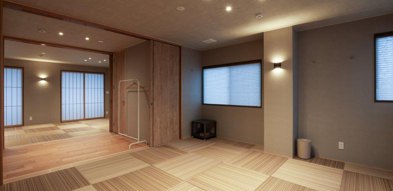 3階には和室が2部屋あり、中央には間仕切りの建具があります。