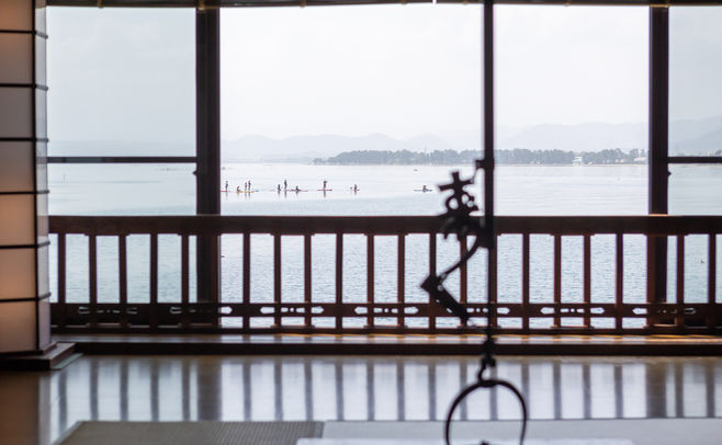 室内から見た琵琶湖の景色