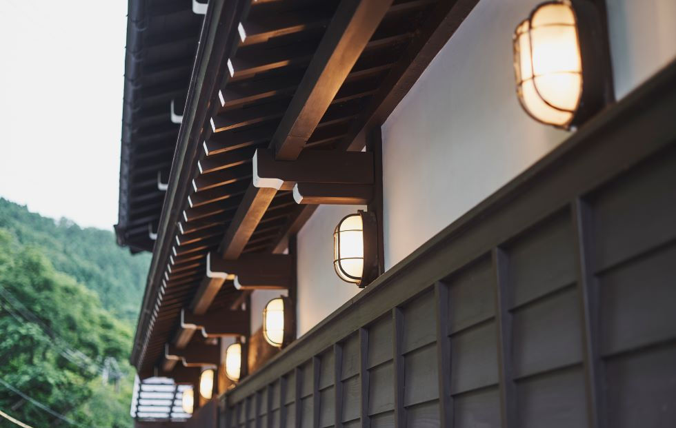 奥琵琶湖四季亭の外壁には照明がついています。