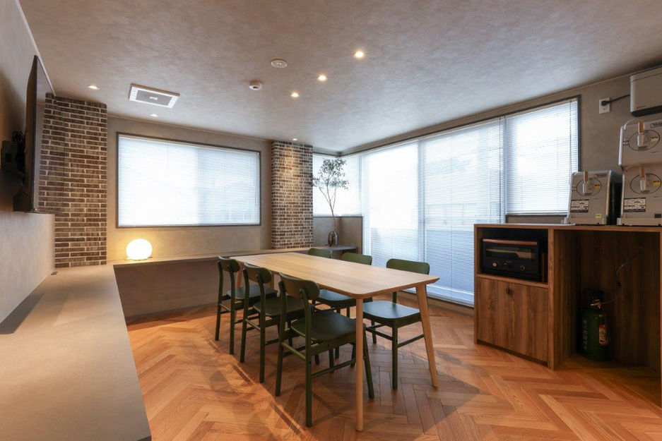 金沢四季亭のダイニングには大きなテーブルと椅子が6脚あります。