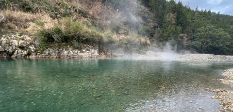 川を掘ったらオリジナルの温泉が出来る川湯温泉
