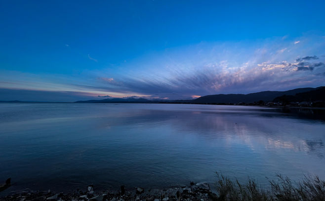 琵琶湖に映る夕焼けと青空