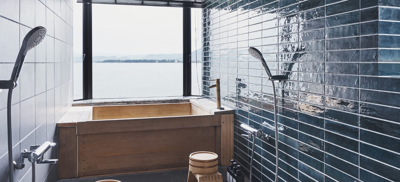 浴室にはひのき風呂とシャワーが3ヶ所あります。窓から琵琶湖を眺めることができます。