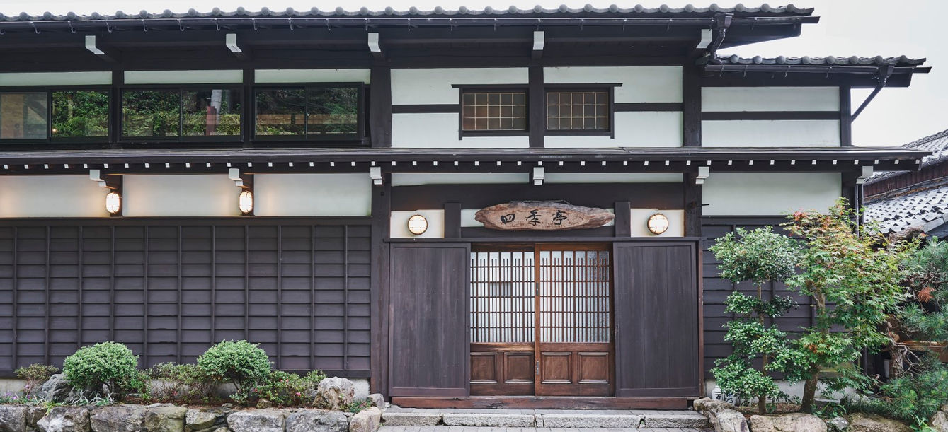 奥琵琶湖四季亭の外観。正面玄関の上には看板がついています。