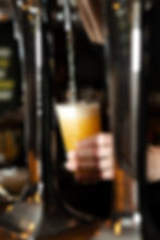 Serviamo birra alla spina, a pompa e una vasta selezione di lattine e bottiglie dei migliori birrifici italiani ed esteri.