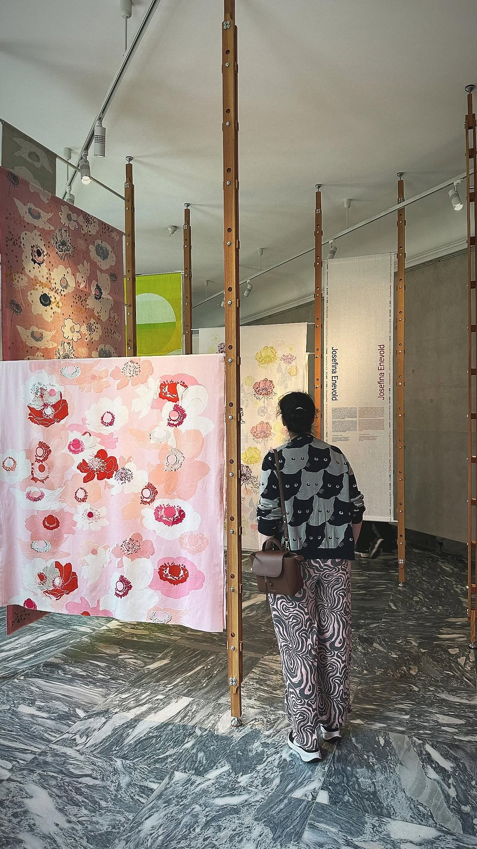 Fot. Własna (Designmuseum Danmark w Kopenhadze). Dobry design to sztuka nadawania rzeczom funkcjonalnej struktury, która ułatwia życie. W psychoterapii poznawczo-behawioralnej robimy coś bardzo podobnego – wspólnie z pacjentem przyglądamy się strukturze jego myśli, by zdjąć z oczu zniekształcające filtry i „przeprojektować” stare przekonania na bardziej elastyczne i wspierające w codzienności. Podróże, tak jak i psychoterapia, uczą mnie uważnego przyglądania się detalom – to właśnie w nich często kryje się odpowiedź na to, jak możemy żyć pełniej.