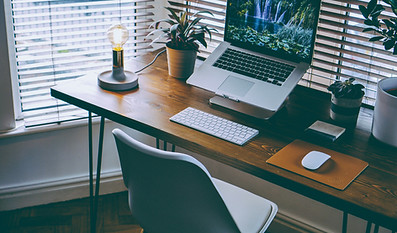 Bureau d'ordinateur soigné