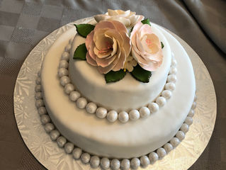 Gorgeous DIY Wedding Cake on a Budget