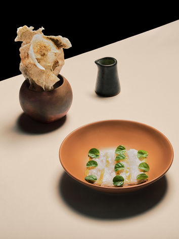 Oda representa el lujo consciente.
Una oda a lo local, al cuidado de la tierra y a los agricultores que la trabajan.
Exaltamos nuestra riqueza agrícola de manera consciente, diseñando una experiencia gastronómica junto a huertas urbanas, campesinos y emprendedores, integrando prácticas socioambientales responsables.
Pesca Ahumada, Oda Restaurante. Bogotá, Colombia