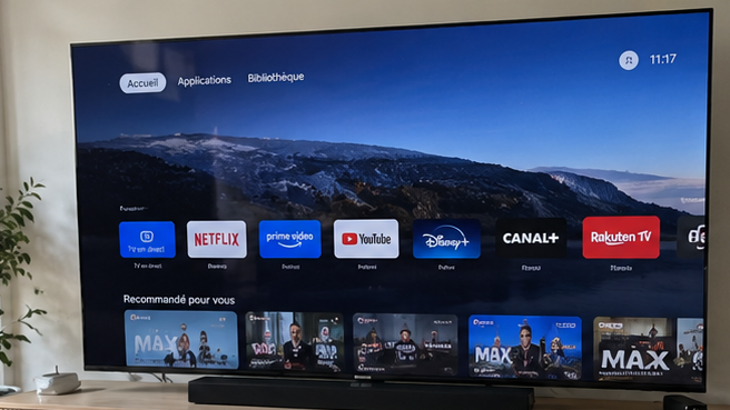 Téléviseur connecté installé sur un meuble dans un salon lumineux