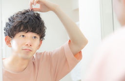 ヘアセットをする男性