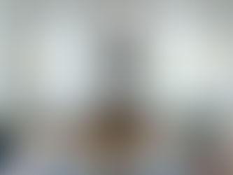 locaux avec mobilier de style et tableaux modernes dans un appartement d'époque haussmanien au cœur de Paris.