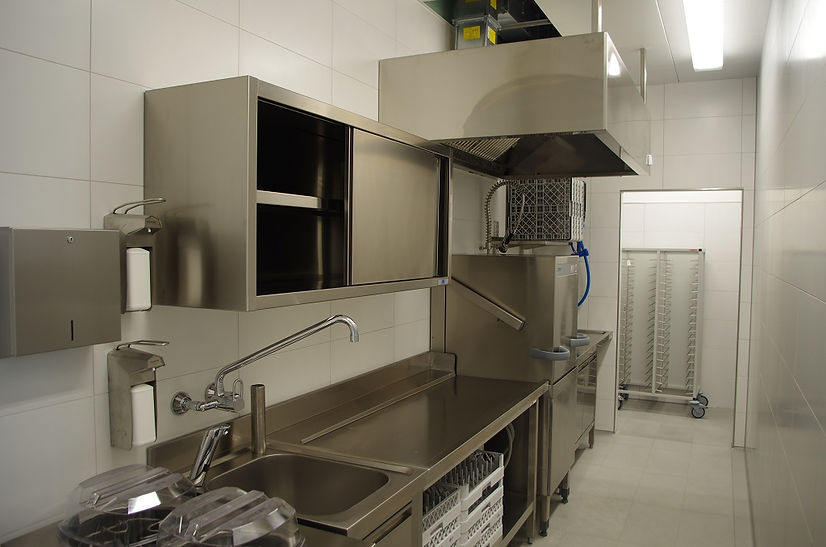 Perfekte Hygiene in der Spülküche der Schulmensa vom Gastroservice Ingolstadt.jpg