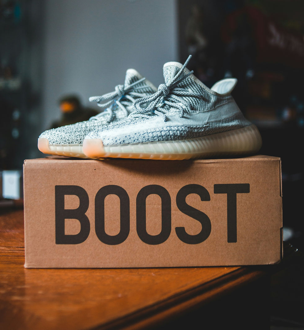 Zeigt ein Bild mit einem Schuhkarton mit der Aufschrift "BOOST"