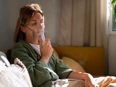 Mulher fazendo nebulização