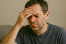 Homem com dor de cabeça