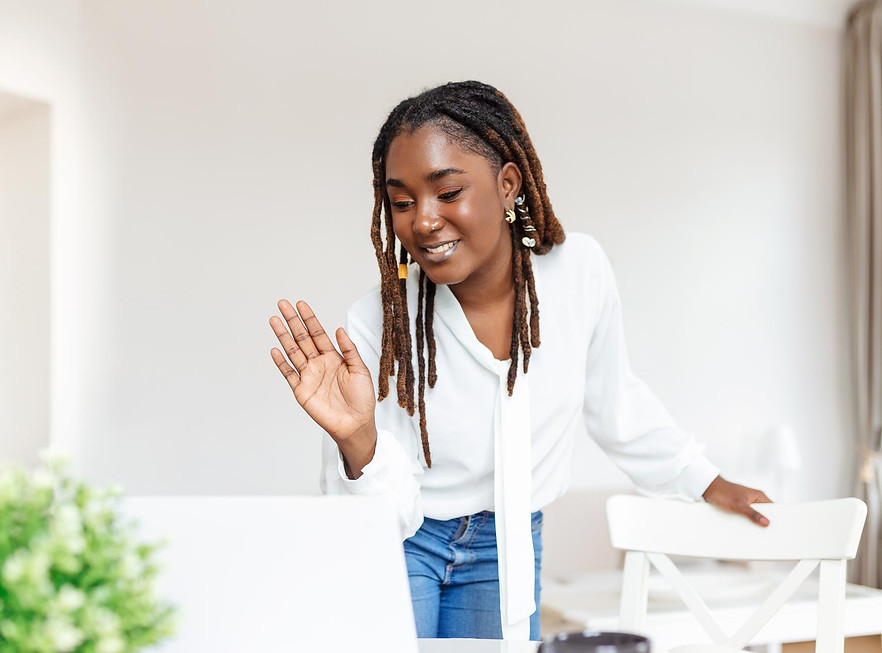 shot-businesswoman-video-call-while-sitting-her-deskcropped-shot-attractive-young-woman-us